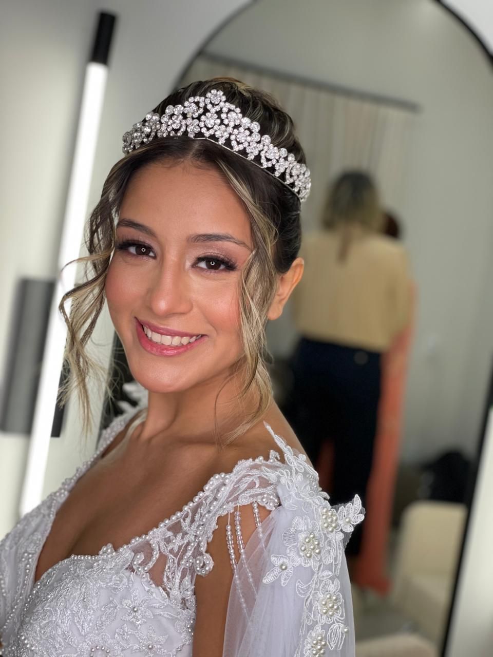 Noiva com tiara e maquiagem clássica